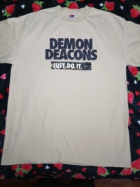 Nike Demon Deacons Beige Graphic T-Shirt With Camo. Size XL #wakeforest